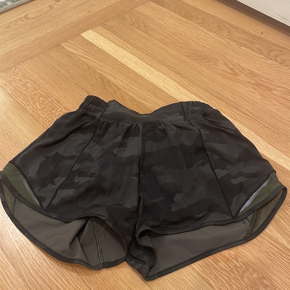 lululemon size 2 four inch hotty hot short, perfect condition nwot